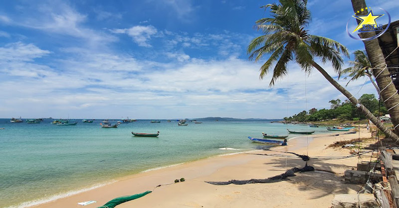 Ngắm cảnh, tắm biển bền làn nước trong xanh ở bãi biển Gành Dầu Phú Quốc