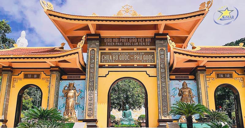 Cổng Tam Quan là nơi bạn sẽ gặp đầu tiên khi đến Thiền Viện Trúc Lâm Hộ Quốc