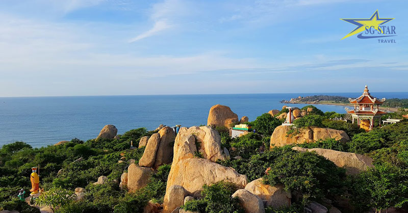 Chùa Cổ Thạch Phan Thiết nằm xen lẫn với núi đá, view biển tuyệt đẹp.