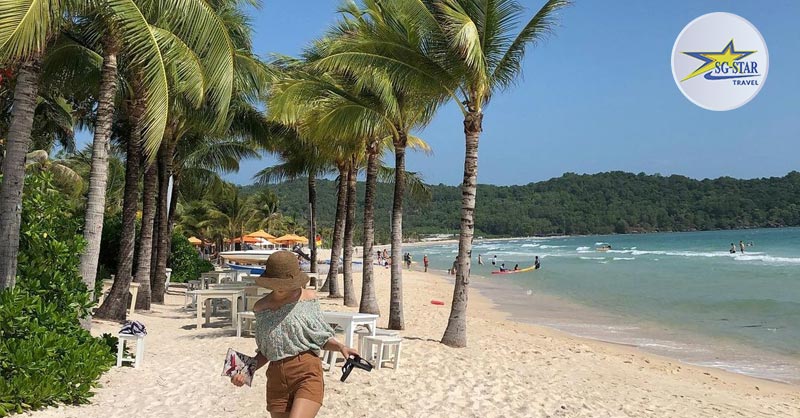 Tạo dáng sống ảo bên biển xanh cát trắng ở Bãi Khem Phú Quốc