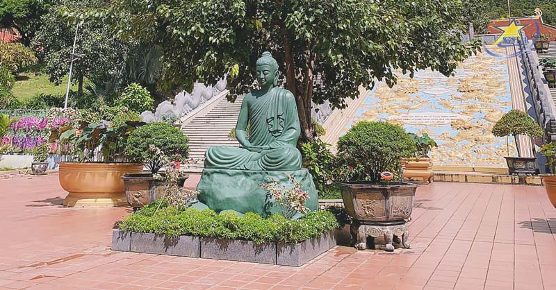 Tượng Phật ngọc màu cẩm thạch vô cùng đẹp mắt ở giữa sân lớn