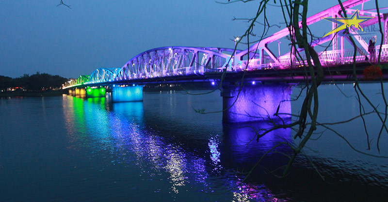 Sông Hương lặng lẽ bên cầu Tràng tiền nhiều sắc màu