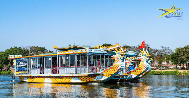 Trải nghiệm ngồi trên thuyền ngắm dòng sông Hương thơ mộng