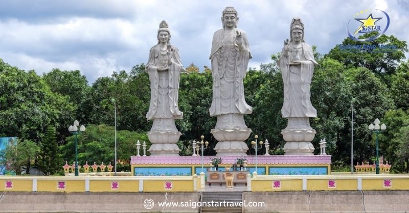 Bộ tượng Tam Thánh tại chùa Đại Tòng Lâm