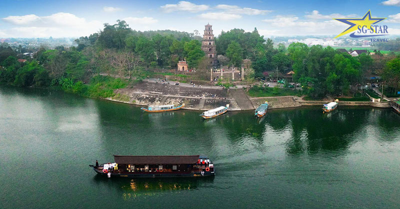 Hình ảnh chùa Thiên Mụ lặng lẽ soi mình bên dòng sông Hương