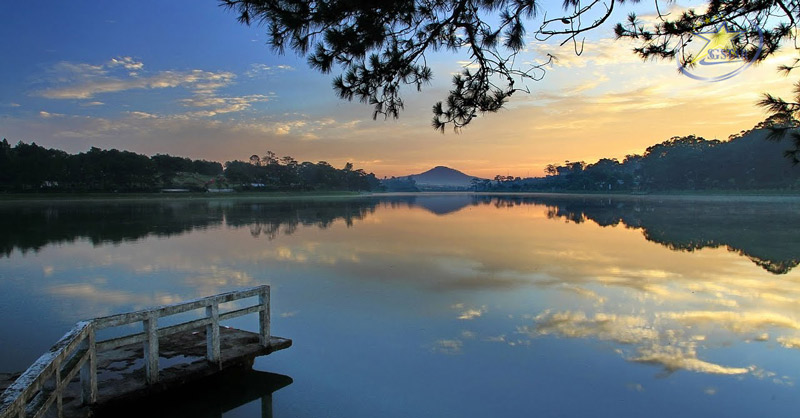 Hồ Xuân Hương với mặt trước trong vắt, phản chiếu như gương
