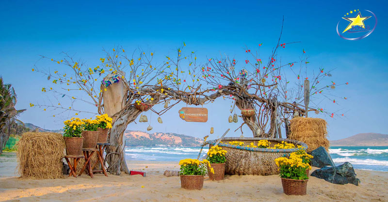 Tiểu cảnh trang trí bên bờ biển tại Pandanus Resort Mũi Né