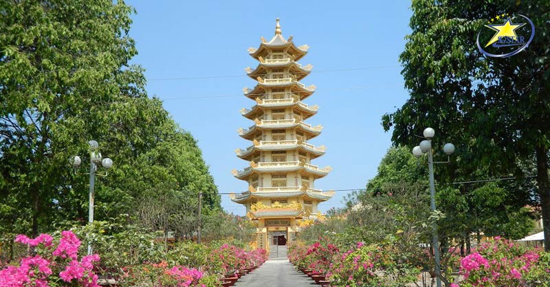 Tháp lớn trong khuôn viên chùa