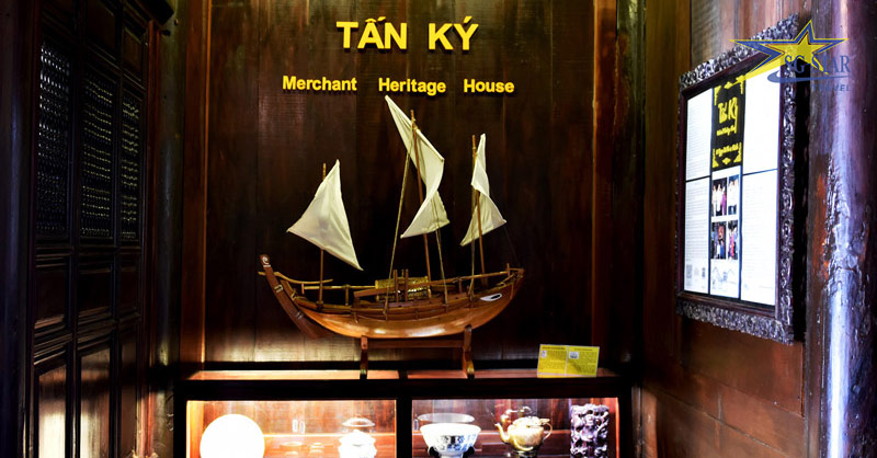 Vật trưng bày thuyền buồm ở nhà cổ Tấn Ký