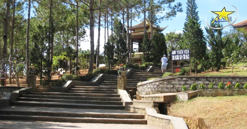 Du khách trải nghiệm khi bước qua con đường dốc với 140 bậc thang đá tại chùa Đà Lạt