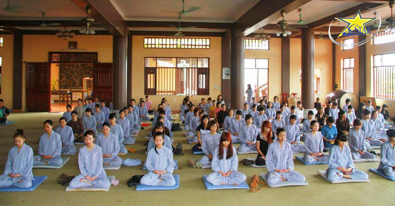 Các học viên trong khoá tu thiền tại Thiền Viện Trúc Lâm