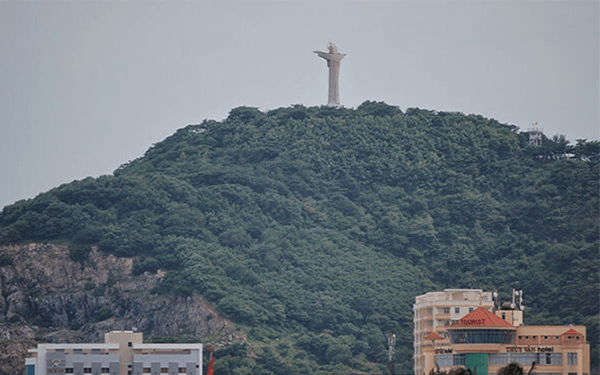 Tượng Chúa Kito ở đỉnh núi Tao Phùng