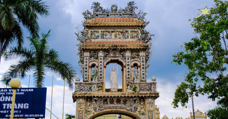 Cổng chùa Vĩnh Tràng được thiết kế tinh xảo và đặc sắc