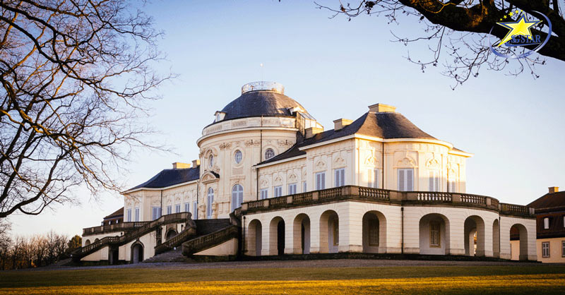 Cung điện Solitude với kiến trúc vô cùng lộng lẫy nhìn từ bên ngoài - Tour Đức Pháp Thụy Sĩ 9 Ngày 8 Đêm