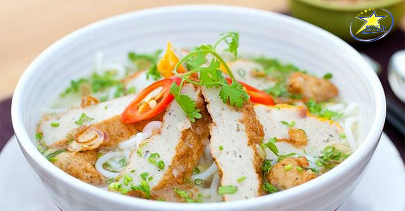 Thưởng thức Bánh canh chả cá Nha Trang