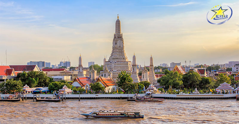 Wat Arun nhìn từ phía bên kia sông Chao Phaya