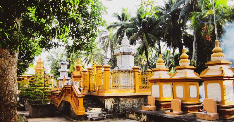 Các tháp mộ trong khuôn viên chùa Vĩnh Tràng