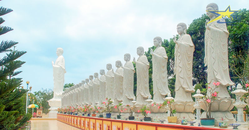 Tượng Phật trong khuôn viên Chùa Tòng Lâm