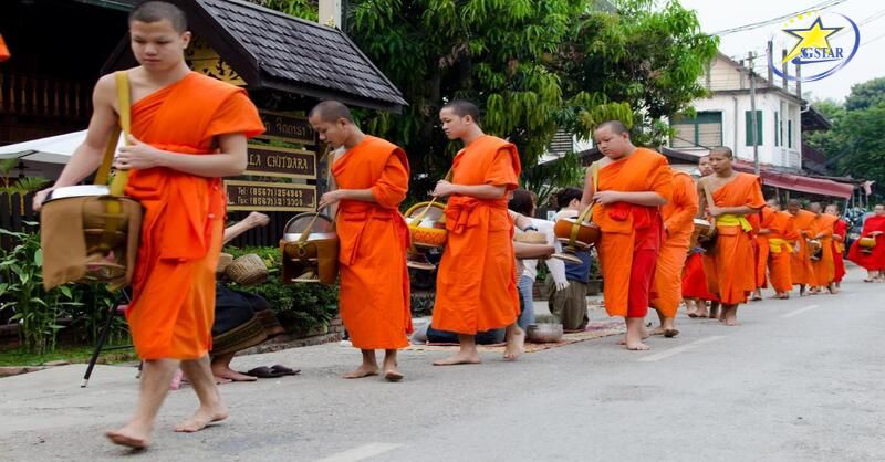 Nghi thức Tặt Bạt – Nghi thức cúng dường nhà sư các nhà sư đi khất thực ở Lào