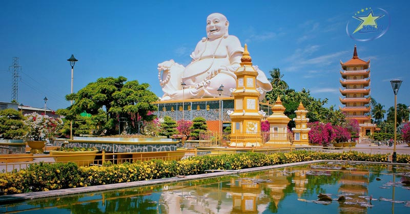 Tượng Phật Di Lặc cười hiền hoà cùng khung cảnh xung quanh vô cùng an tịnh