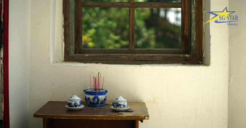 Một góc bàn thờ bên cửa sổ ở ngôi nhà ma đà lạt