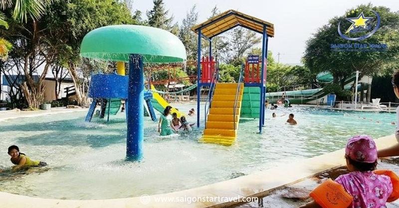 Hồ bơi tại Zenna Pool Camp là địa điểm lý tưởng dành cho cả trẻ nhỏ và người lớn yêu thích bơi lội