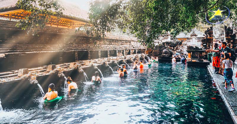 Người dân tắm rửa và cầu nguyện tại 12 dòng nước thánh ở Đền suối thiêng Tampak Siring