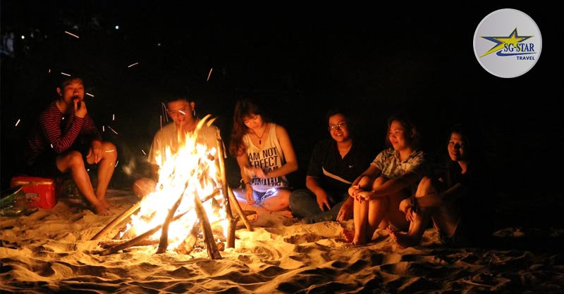 Đốt lửa trại trên biển - Tour Cắm Trại Phú Quốc 2N1Đ