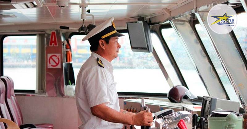 Thủy thủ đoàn đang lái con tàu khởi hành về lại Hà Tiên – Tour Phú Quốc 3N3Đ