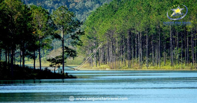 Hồ Tuyền Lâm trong xanh thoáng mát