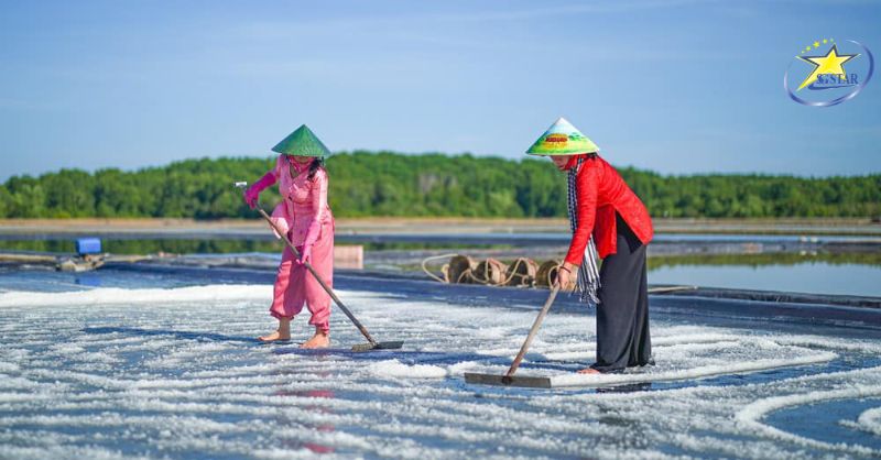 Tham quan cánh đồng muối tại Thiềng Liềng – Du lịch Ấp đảo Thiềng Liềng Cần Giờ