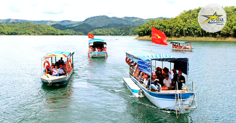 Du ngoạn Hồ Tà Đùng bằng thuyền - Tour Du Lịch Tà Đùng - Buôn Mê Thuột