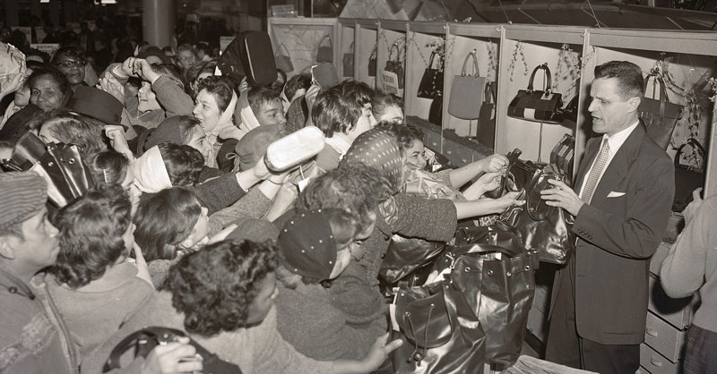 Hình ảnh người dân tấp nập mua sắm những năm 1965 - Black Friday là gì?