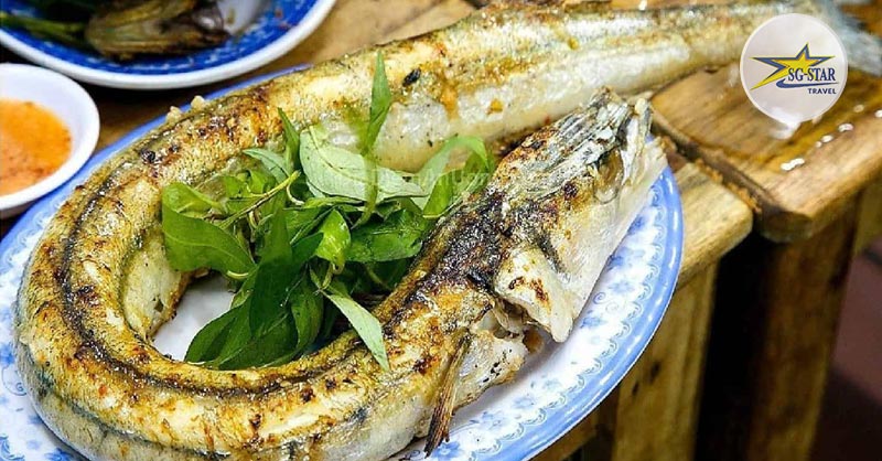 Cá xương xanh nướng bẹ chuối - món ăn độc đáo nhất tại Nam Du 