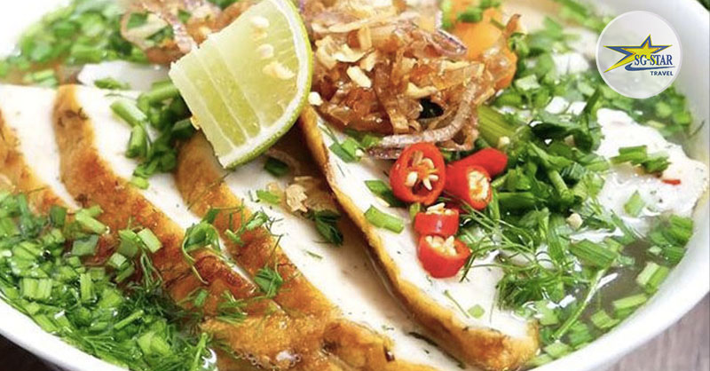 Tô bánh canh chả cá Nha Trang với ắp đầy những lát chả cá chiên vàng hấp dẫn