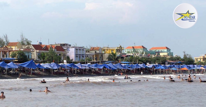 Bãi tắm trải dài đầy náo nhiệt tại biển Hải Thịnh