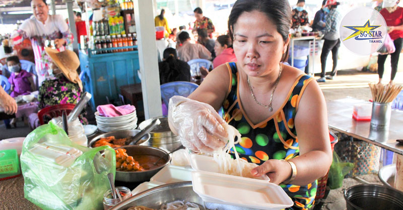 Những hàng quán bánh tằm Ngan Dừa dù không sang trọng nhưng rất hút khách