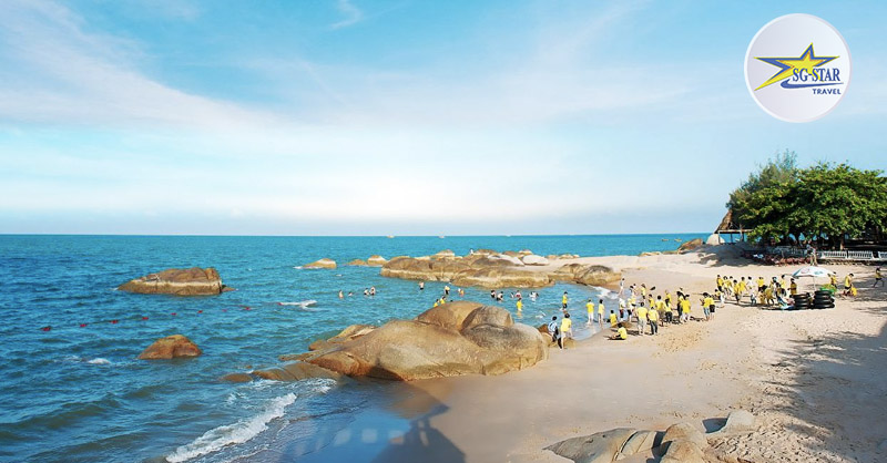 Biển Long Hải là bãi biển còn giữ nét hoang sơ, một bên là nước một bên là rừng rất thích hợp cho những ai muốn hòa mình vào thiên nhiên