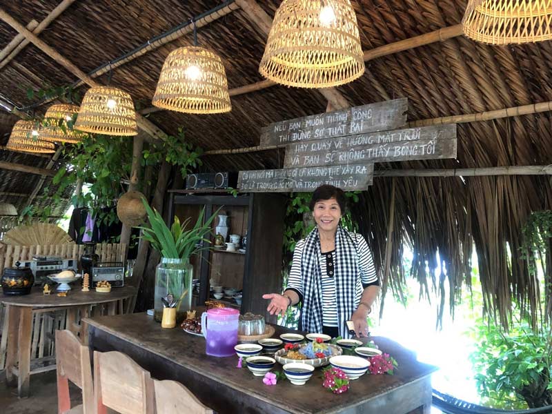 Cô Nguyễn Thị Hậu - Nhà Khảo Cổ Học Thưởng thức các món ăn Ở Cồn Chim