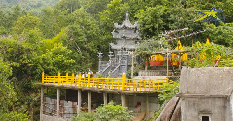 Ngôi chùa nằm ở lưng chừng ngọn núi Chứa Chan.