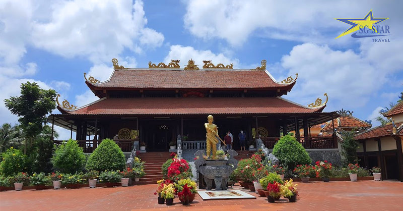 Khuôn viên ngoài đền thờ Nguyễn Trung Trực