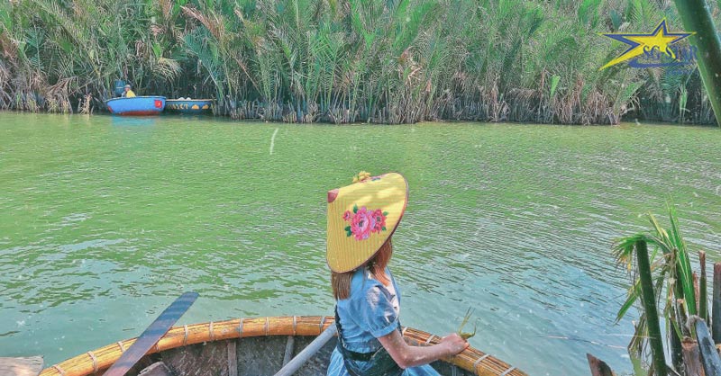 Trải nghiệm đi thuyền thúng trên sông ở rừng dừa Bảy Mẫu