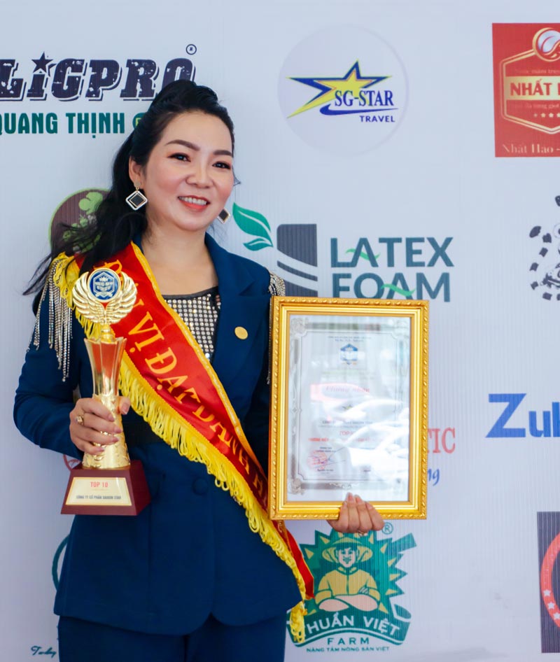 Bà Lê Thị Thanh Thuỷ - CEO Saigon Star nhận Giải thưởng Thương hiệu Nổi tiếng Đất Việt 2022