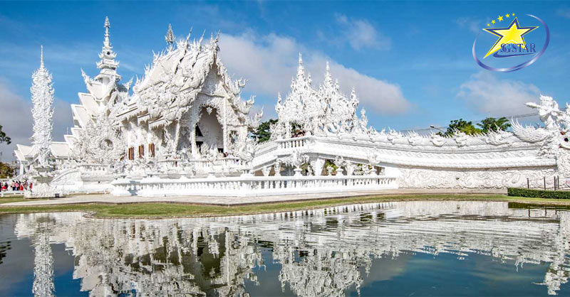Chùa trắng Wat Rong Khun được thiết kế với tông màu trắng thanh cao của nhà Phật