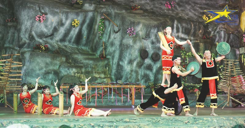 Tận mắt xem các nghệ nhân tại Công Viên Yang Bay biểu diễn