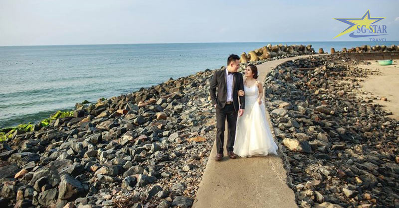 Những cặp đôi cũng chọn bãi Đá Ông Địa là nơi chụp ảnh cưới