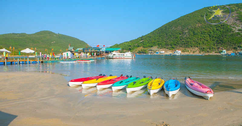 Những chiếc thuyền kayak đầy màu sắc ở đảo Robinson Nha Trang