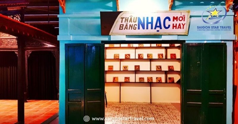 Tiệm thâu băng nhạc với ô gạch bông và bảng hiệu vô cùng hoài cổ