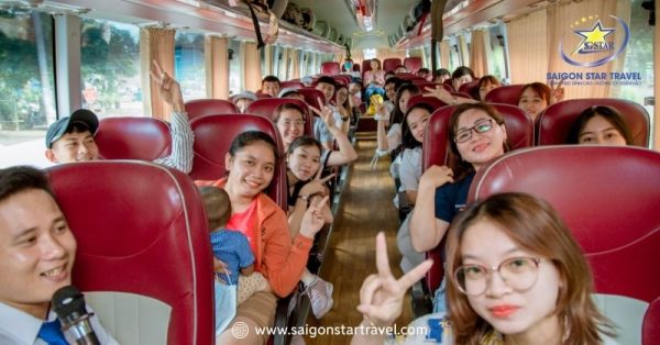 Quý khách cùng HDV Saigon Star hoạt náo vui nhộn trên xe | Tour Phan Thiết lễ 30/4