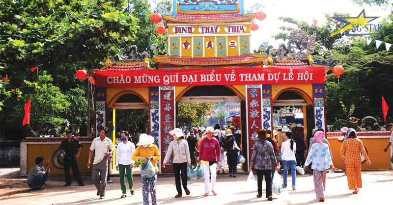 Dâng hương Dinh Thầy Thím nổi tiếng tại Bình Thuận